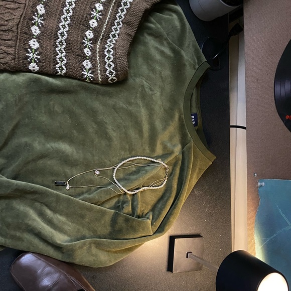 Size M GAP sweatshirt. Good condition. Velvety material, very soft! - Picture 2 of 4